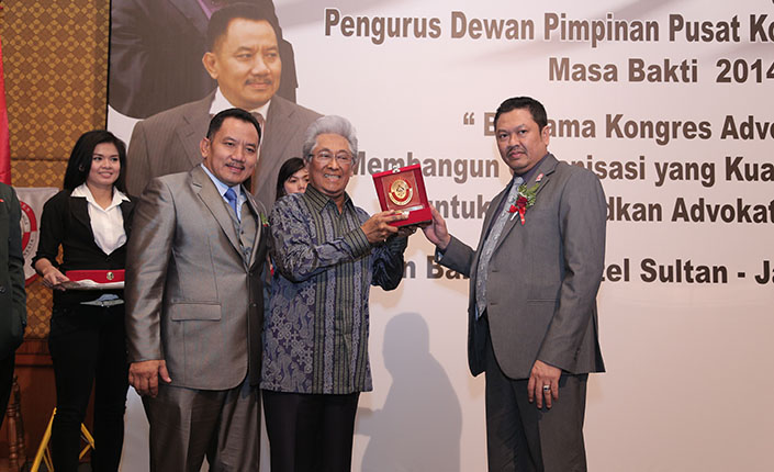 Presiden dan wakil presiden advokat Indonesia bersama Adnan Buyung