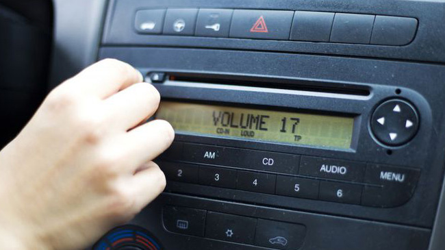 Pengamat: Dengarkan Musik Saat Menyetir Disebut Langgar UU Itu Berlebihan Pengamat: Dengarkan Musik Saat Menyetir Disebut Langgar UU Itu Berlebihan